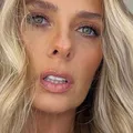 Adriane Galisteu posa com painel de Ayrton Senna e agita web imagem
