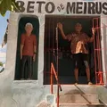 Artista comemora aniversário em cemitério e inaugura o próprio túmulo imagem