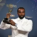 Ator faz história no Emmy como primeiro homem negro a vencer categoria imagem