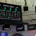 Bolsa de Nova York bate recorde com alta de gigantes da tecnologia imagem