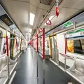 Cantora famosa finge ser camelô e vende os próprios discos em metrô imagem