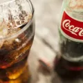 De novo? Coca-Cola é condenada por vender bebida com corpo estranho imagem