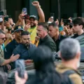 Filho critica escolta armada para Bolsonaro em hospital: "Humilhação" imagem
