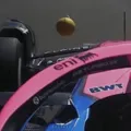 Fruta atinge carros durante prova da F1 imagem