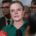 Gleisi convoca reunião para tenta barrar anistia no Congresso imagem