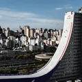 Homem de 50 anos desce prédio de 70 metros de skate; veja vídeo imagem