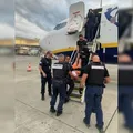 Homem embriagado tenta abrir porta de avião e provoca pouso de emergência imagem