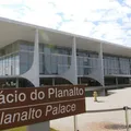 Homem tenta pular grade do Planalto e leva tiros de borracha imagem