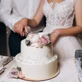 Influenciadora guarda bolo de casamento para comer 1 ano depois imagem