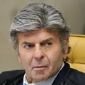 Luiz Fux usa peruca ou faz implante? Descubra o segredo do ministro imagem