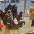 Mais de 20 criminosos invadem joalheria e rouba R$ 5,3 mi em peças imagem
