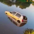 Mulher se finge de morta após ser jogada em rio pelo namorado imagem