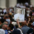 Papa Leão XIV celebra seus 70 anos com milhares de fiéis no Vaticano imagem