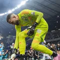 Polícia abre inquérito após importunação sexual contra filha de goleiro Everson imagem