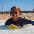 Promessa do surfe morre aos 12 anos após luta contra câncer imagem