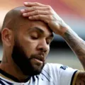 TAS condena Daniel Alves a indenizar ex-clube por rescisão contratual imagem