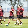 Vitória relaciona cinco zagueiros para enfrentar o Grêmio; veja lista imagem