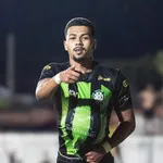 Lateral faz gol e dedica ao filho, mas esposa perde gestação - Imagem