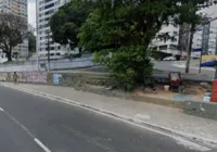 Acidente deixa caminhão tombado e carro pendurado na Vasco da Gama