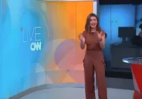Apresentadora perde a postura e ri de homenagem ao papa em jornal ao vivo