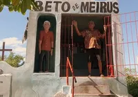 Artista comemora aniversário em cemitério e inaugura o próprio túmulo imagem