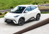 BYD Dolphin Mini vs. Honda CG: carro elétrico é mais econômico que moto?