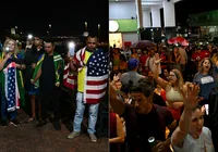 Bolsonaristas rezam por milagre e petistas comemoram condenação imagem