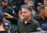 Bolsonaro é escoltado de volta à prisão domiciliar após exames