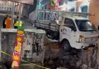 Caminhão bate e destrói muro famoso no Pelourinho que foi cenário de 'Ó Paí Ó'