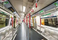 Cantora famosa finge ser camelô e vende os próprios discos em metrô imagem