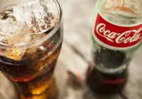 De novo? Coca-Cola é condenada por vender bebida com corpo estranho imagem