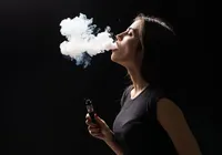 Ex-BBB expõe vício em cigarro eletrônico: “Quase perdi minha voz”