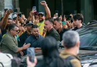 Filho critica escolta armada para Bolsonaro em hospital: "Humilhação" imagem
