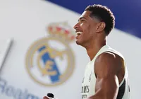 Foto polêmica de jogador com namorada viraliza e explicação surpreende imagem