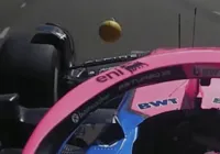 Fruta atinge carros durante prova da F1 imagem