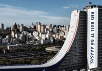 Homem de 50 anos desce prédio de 70 metros de skate; veja vídeo imagem