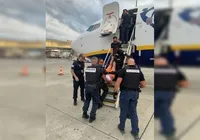 Homem embriagado tenta abrir porta de avião e provoca pouso de emergência imagem