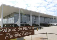 Homem tenta pular grade do Planalto e leva tiros de borracha