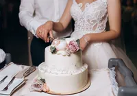 Influenciadora guarda bolo de casamento para comer 1 ano depois