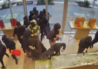 Mais de 20 criminosos invadem joalheria e rouba R$ 5,3 mi em peças imagem