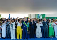 Ministro ignora União Brasil e participa de desfile com Lula