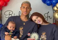 Namorada de Richarlison desabafa sobre críticas a aparência do filho imagem
