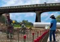 Obras da ponte que liga bairros de Itabuna é vistoriada por prefeito