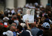 Papa Leão XIV celebra seus 70 anos com milhares de fiéis no Vaticano imagem