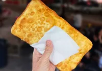 Pastel de sanduicheira: crocante, barato e pronto em 5 minutos