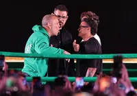 Popó e Wanderlei trocam provocações em encarada na Faria Lima