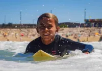 Promessa do surfe morre aos 12 anos após luta contra câncer imagem