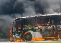 VÍDEO: ônibus é consumido pelo fogo em Avenida movimentada de Salvador
