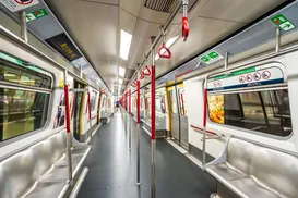 Cantora famosa finge ser camelô e vende os próprios discos em metrô - Imagem