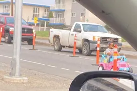 Homem é preso após dirigir carro da Barbie em avenida movimentada - Imagem